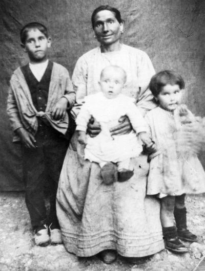 Fotografías antiguas, Blesa, Teruel, ropa de bebé. Antonio, Julia, Pascuala y Rosario.